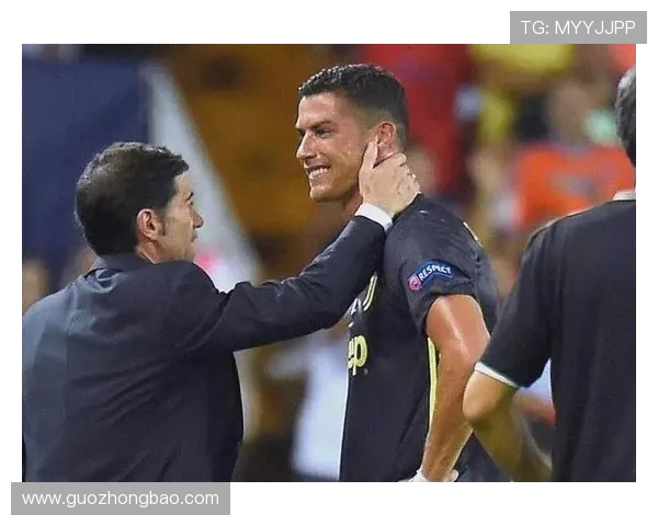 球迷疯狂冲进场内抢C罗球衣引发欧冠赛场热议 球迷疯狂冲进场内抢C罗球衣引发欧冠赛场热议